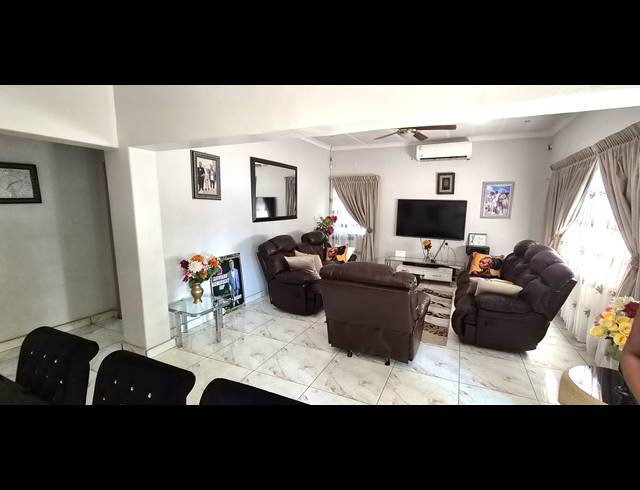3 bed property to rent in CAPITAL PARK